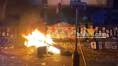 Ricuh Demo Tolak UU TNI di Malang: Massa Lempar Petasan dan Molotov Gedung DPRD Terbakar