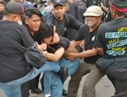 Demo Tolak UU TNI di Surabaya Ricuh, Aparat Tangkap Peserta Aksi