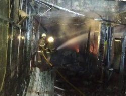 Puluhan Damkar Dikerahkan Atasi Kebakaran Kedai Makan di Jaksel