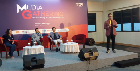 Sekretaris Perusahaan PT. Pos Indonesia, Tata Sugiarta (berdiri) memaparkan program perusahaan ke depan.