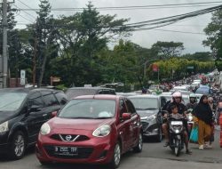 Jalur Puncak Macet Total, Antrean Kendaraan Mengular Sepanjang 12 Kilometer
