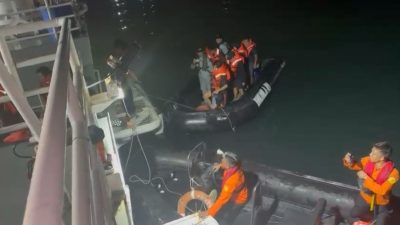 Bakamla RI Evakuasi 12 Kru Kapal Terbakar di Perairan Banten