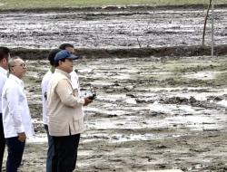 Presiden Prabowo Kendalikan Drone Penebar Benih Padi di Banyuasin