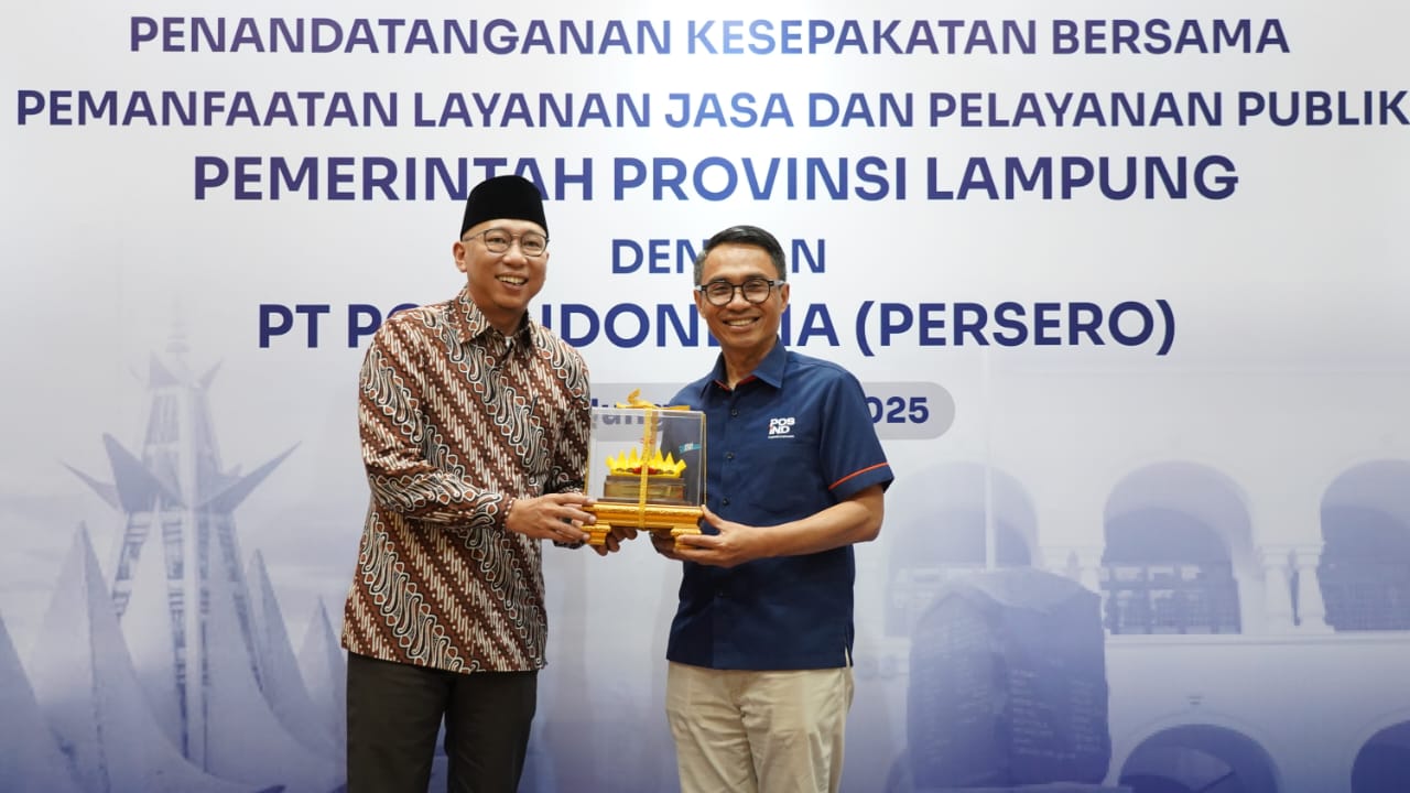Penandatanganan nota kesepahaman (MoU) yang dilakukan langsung oleh Gubernur Lampung Rahmat dan Direktur Utama PT Pos Indonesia