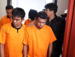 Polisi Tangkap Empat Debt Collector Pengeroyok Wanita Depan Polsek