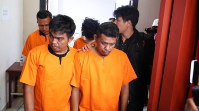 Polisi Tangkap Empat Debt Collector Pengeroyok Wanita Depan Polsek
