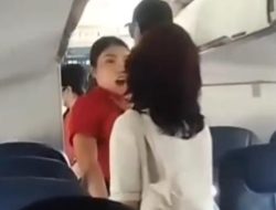 Tak Terima Koper Disimpan Dibelakang, Anggota DPRD Sumut Ngamuk dan Cekik Pramugari di Pesawat