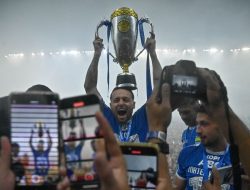 Pesta Juara Persib: Bandung Lautan Bobotoh, Klok Bungkam karena Haru