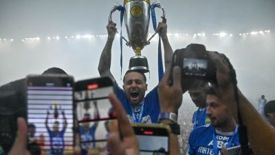 Pesta Juara Persib: Bandung Lautan Bobotoh, Klok Bungkam karena Haru