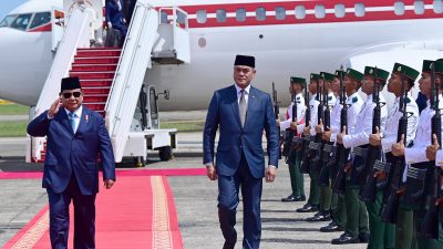 Pasukan Jajar kehormatan dan Pejabat Tinggi Sambut Presiden Prabowo Tiba di Brunei Darussalam