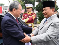 Presiden Prabowo Sambut Premier Li Qiang dalam Upacara Resmi Penuh Kehormatan di Istana Merdeka