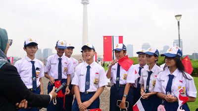 Cerita Antusiasme dari Monas, Pelajar dan Masyarakat Sambut Kedatangan Premier Li Qiang