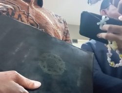Jokowi Tenteng Map Berlogo UGM yang Katanya Berisi Ijazah: Nanti Dibuka di Pengadilan