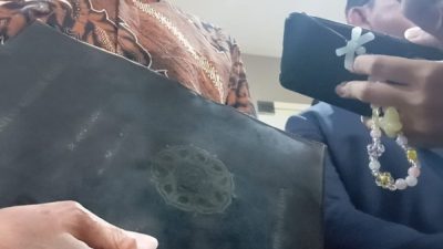 Jokowi Tenteng Map Berlogo UGM yang Katanya Berisi Ijazah: Nanti Dibuka di Pengadilan