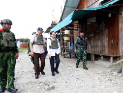 Berompi Antipeluru, Sjafrie Sjamsoeddin dan Sri Mulyani Kunjungi Nduga, Papua
