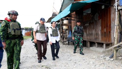 Berompi Antipeluru, Sjafrie Sjamsoeddin dan Sri Mulyani Kunjungi Nduga, Papua