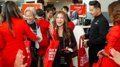 Rayakan 16 Tahun Sebagai Maskapai Berbiaya Hemat Terbaik, AirAsia Luncurkan Livery Emas