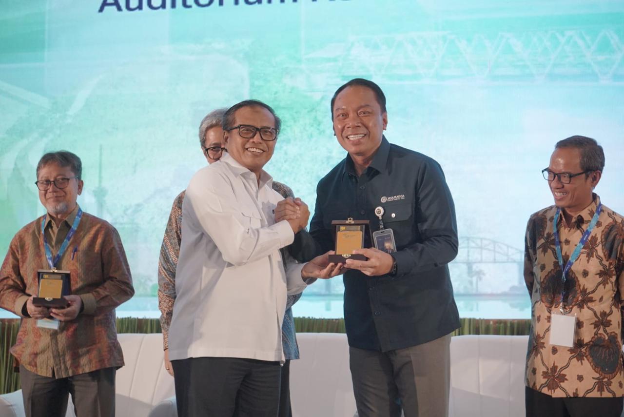Direktur Utama (Dirut) PT Jasa Marga (Persero) Tbk Rivan A Purwantono menjadi narasumber utama dalam Forum Creative Infrastructure Financing Day (CreatIFF) 2025 di Auditorium Kementerian PU, Jakarta, Selasa (3/6/2025). (Foto : Dok. Jasa Marga)