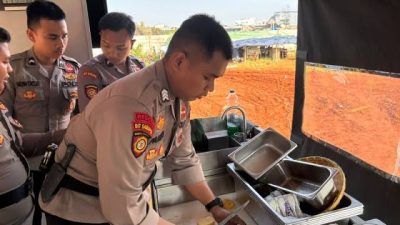 Polisi Dirikan Dapur Lapangan untuk Pengungsi Kebakaran Kapuk Muara