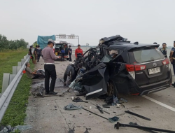 Innova Tabrak Truk Parkir di Tol Lampung, 2 Mahasiswa Tewas Ditempat