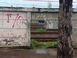 25 Tembok Pembatas Rel Kereta Api Sepanjang Jatinegara-Cipinang Dijebol, Ini Ancaman Pidananya