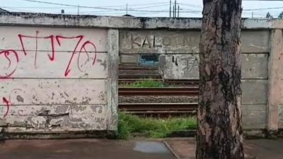 25 Tembok Pembatas Rel Kereta Api Sepanjang Jatinegara-Cipinang Dijebol, Ini Ancaman Pidananya