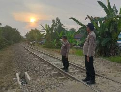 Dihantam Kereta hingga Terpental, Ini Detik-detik Minibus Tertabrak KA