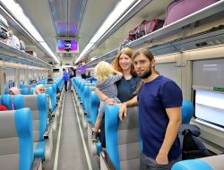 Liburan Musim Panas, Kereta Api Jadi Andalan Bule Jelajahi Indonesia