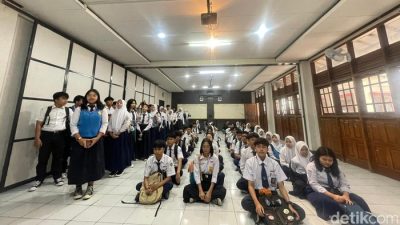 Siswa Baru Turun Drastis, SMA Swasta di Bandung Hentikan Tiga Guru