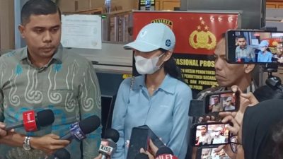 Ibu Rela Cium Kaki Andre Rosiade, Azizah Tetap Gas Proses Hukum