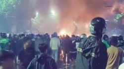 Jakarta Membara! Massa Ancam ‘Gantung Sahroni dan Eko Patrio’, Pos Polisi Dibakar