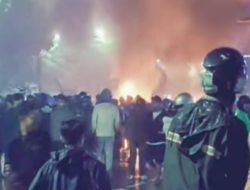 Jakarta Membara! Massa Ancam ‘Gantung Sahroni dan Eko Patrio’, Pos Polisi Dibakar