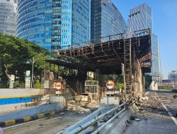 Tujuh Gerbang Tol di Jakarta Dibakar Massa Demo Ojol, Jasa Marga: Fasilitas Hancur