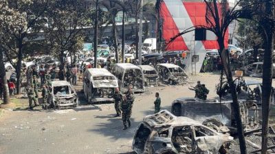 Gedung DPRD Makassar Tinggal Rangka Beton: 87 Mobil Ludes Terbakar, 4 Nyawa Melayang