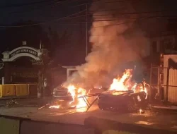 Jakarta Memanas! Polres Jaktim dan 6 Polsek Diserang Massa, Mobil Dibakar