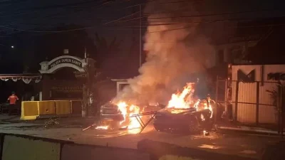 Jakarta Memanas! Polres Jaktim dan 6 Polsek Diserang Massa, Mobil Dibakar
