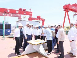 Bahlil Pantau Pembuatan FLNG Raksasa untuk Papua Barat di Tiongkok