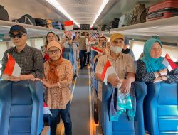 Merinding! Penumpang Kereta Serentak Nyanyikan Indonesia Raya di HUT RI ke-80