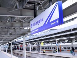 Imbas Demo Buruh: 19 KA BLB di Stasiun Jatinegara, Ini Imbauan PT KAI untuk Calon Penumpang