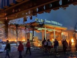 Dibakar Massa Demonstran, Barang di Mini Market Halte TransJakarta Senen Dijarah
