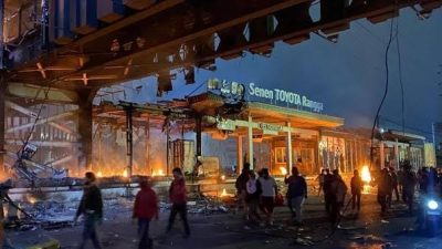 Dibakar Massa Demonstran, Barang di Mini Market Halte TransJakarta Senen Dijarah