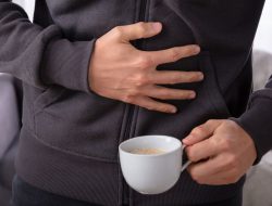 Punya Asam Lambung? Tenang, Begini Cara Aman Tetap Bisa Ngopi!