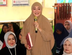 Tausiyah di Acara Maulid Nabi, Angelina Sondakh Bagikan 10 Al Quran ke Yatim Piatu Al Anshor Asmawiah