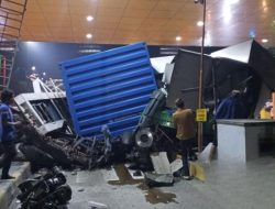 Kecelakaan Horor di Tol Jagorawi, GT Ciawi 2 Porak-poranda