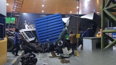 Kecelakaan Horor di Tol Jagorawi, GT Ciawi 2 Porak-poranda