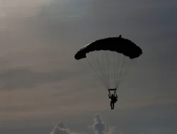 Prajurit Marinir Praka Zaenal Gugur Saat Terjun Payung HUT TNI, Penyebab Pasti Masih Diselidiki
