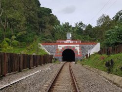 Stasiun Mrawan: Gerbang Sejarah, Alam, dan Ekonomi di Lereng Gumitir