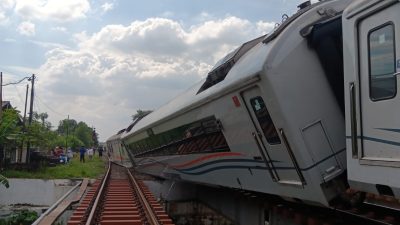 Detik-Detik KA Purwojaya Anjlok di Bekasi, Dua Gerbong Lepas Rel, Jalur Lumpuh Total!