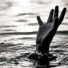 Sempat Ditegur Warga, Heboh ODGJ Nyebur ke Laut, Untung Berhasil Diselamatkan
