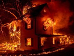 Putus Cinta, Pria di Jaksel Nekat Bakar Rumah Mantan di Tengah Malam